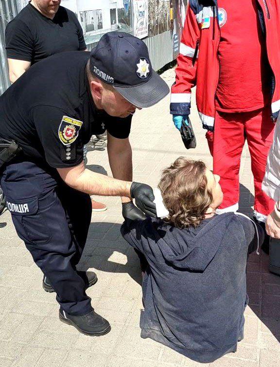 Бути у потрібному місці: поліцейський оперативно надав невідкладну допомогу