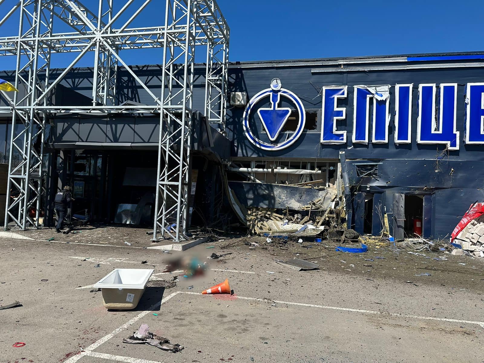 Окупанти завдали удару по гіпермаркету в Херсоні, є загиблі та поранені