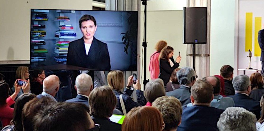 Олена Зеленська звертається до учасників ярмарку через відеозв'язок.