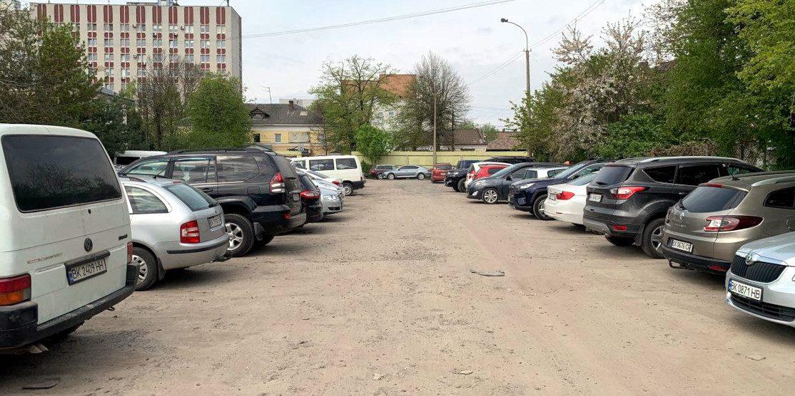 Комунальна автостоянка.