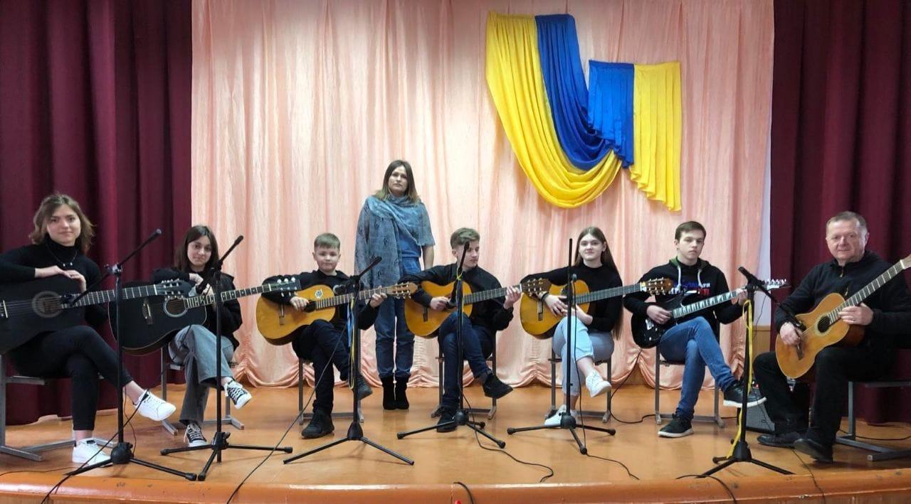 Усі донати на ЗСУ: юні гітаристи зі Здовбиці вирушили у благодійне турне