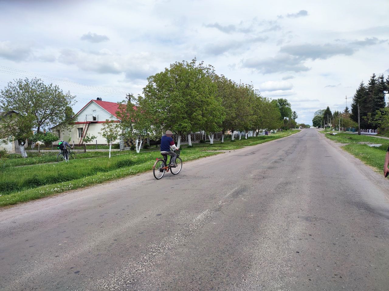 Крадій їде на велосипеді.