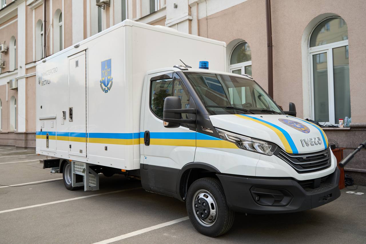 Україна отримала другу французьку мобільну лабораторію ДНК