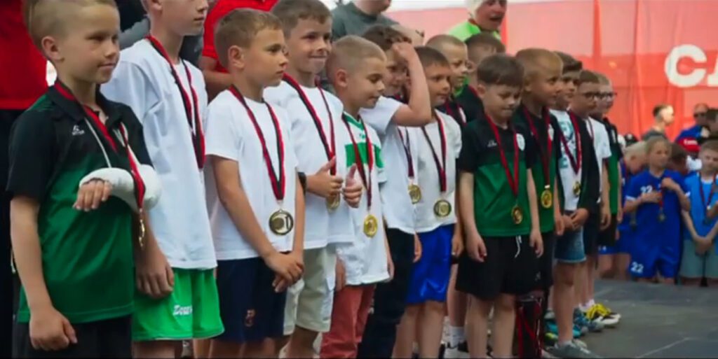 Нагородим молодим футболістам.