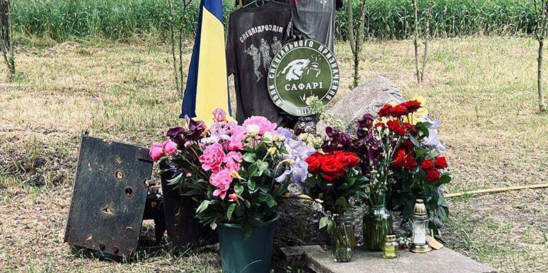 Наріжний камінь на місці майбутнього пам'ятного знаку бійцям полку "Сафарі".
