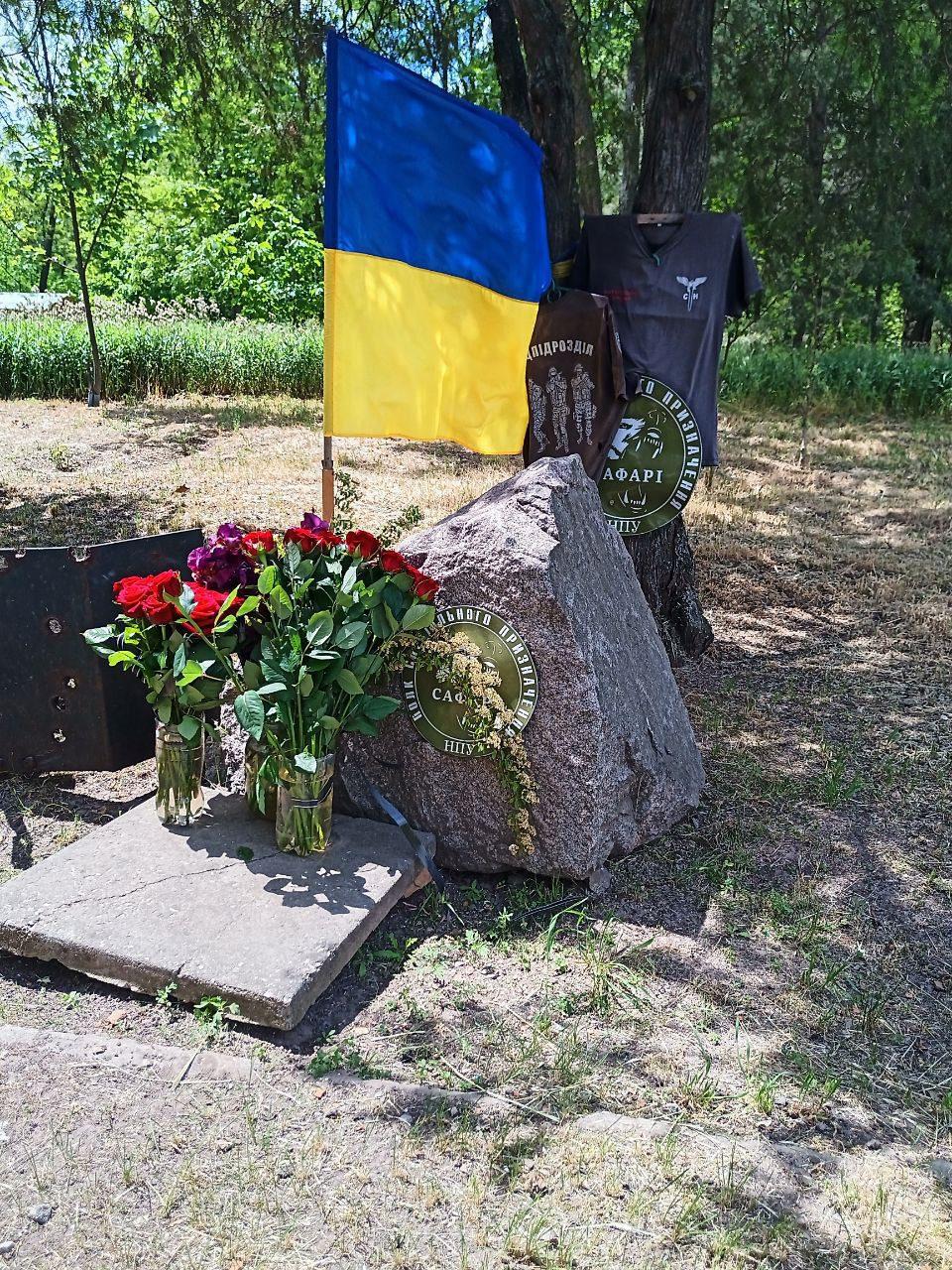 Наріжний камінь на місці майбутнього пам'ятного знаку бійцям полку "Сафарі".
