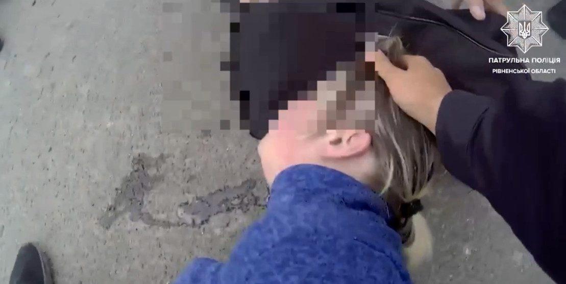 Поліцейські допомагають жінці.