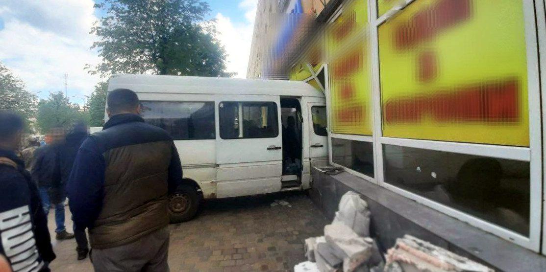 Авто заїхало у торговий заклад.