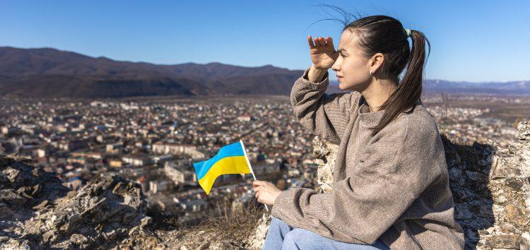 Дівчина з прапором України.