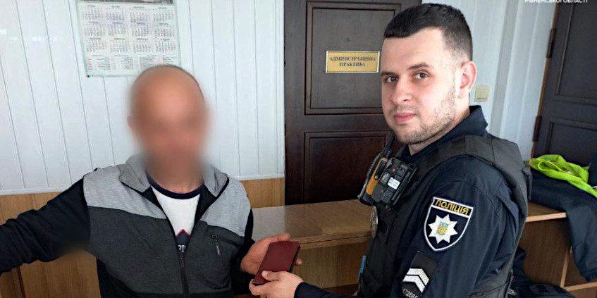 Патрульний повертає знайдений телефон.