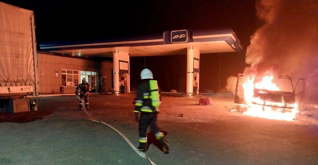 У Дубенському районі на території АЗС рятувальники ліквідували пожежу у двох автомобілях