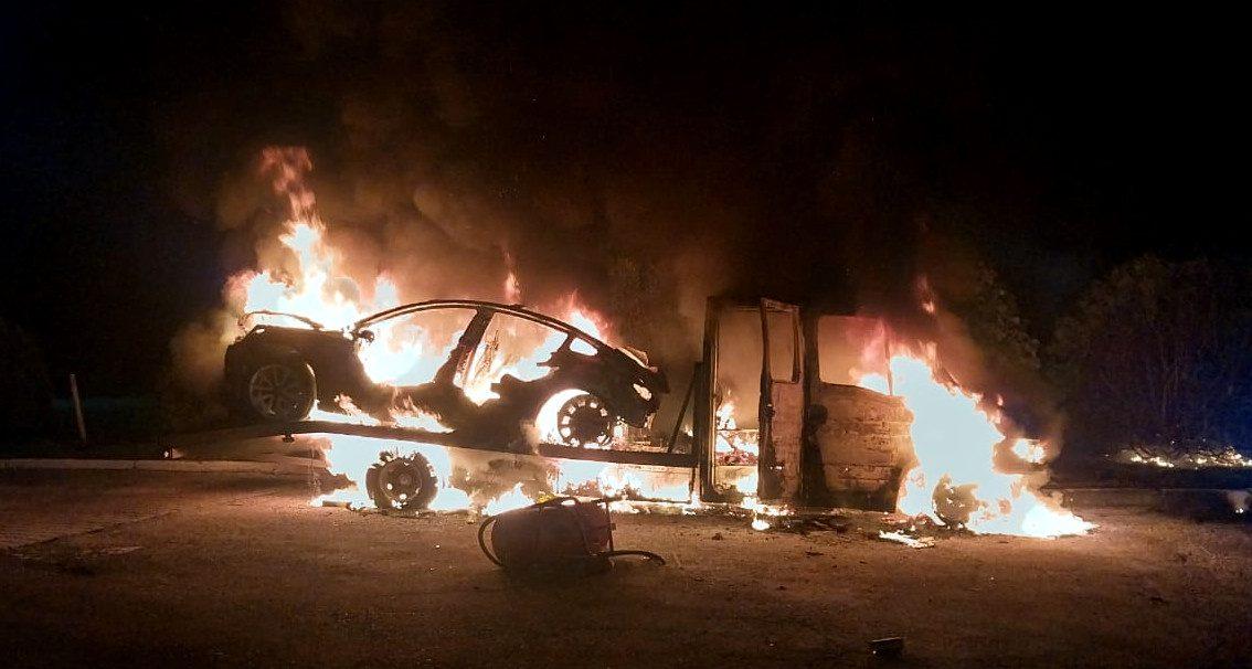 У Дубенському районі на території АЗС рятувальники ліквідували пожежу у двох автомобілях