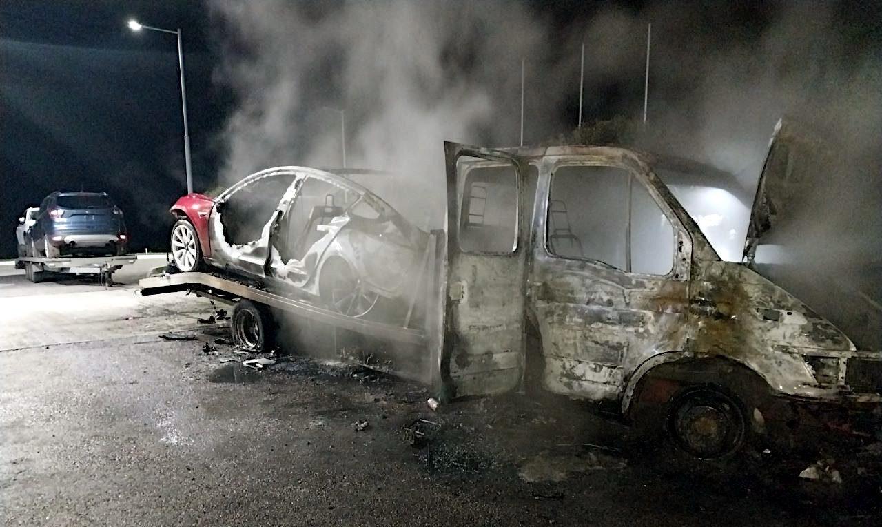 У Дубенському районі на території АЗС рятувальники ліквідували пожежу у двох автомобілях