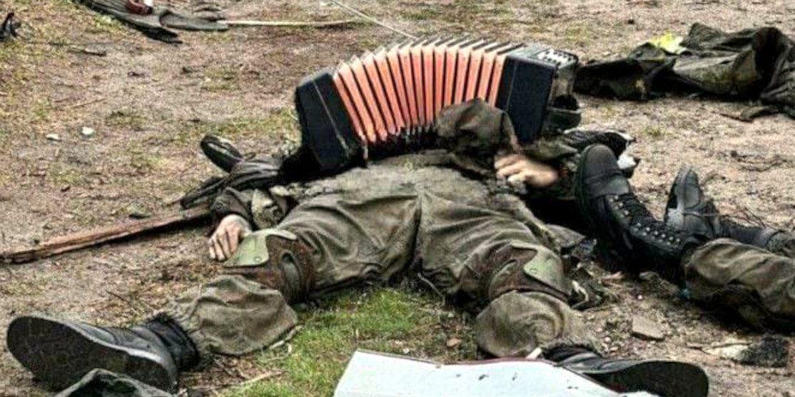 Рускій вояка з баяном.