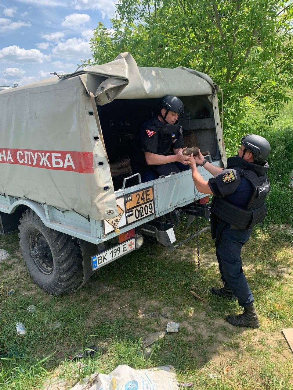 Працюють сапери ДСНС Рівненщини.