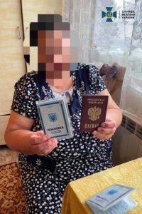 Прихильниця "руського міра" показує російський паспорт і посвідку на постійне проживання в Україні.