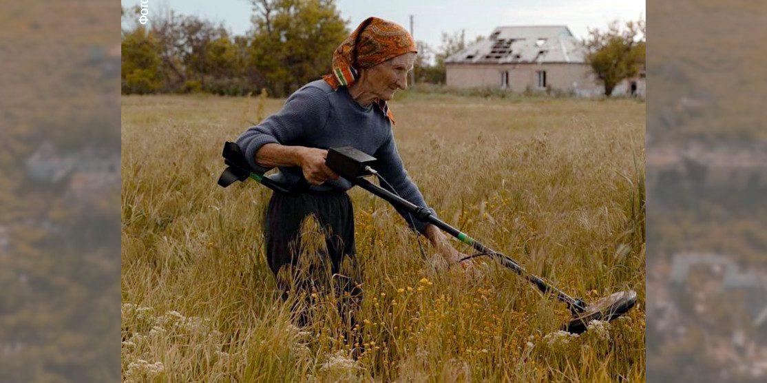 Ганна Пліхтчинська самотужки з металошукачем перевіряє свої поля.