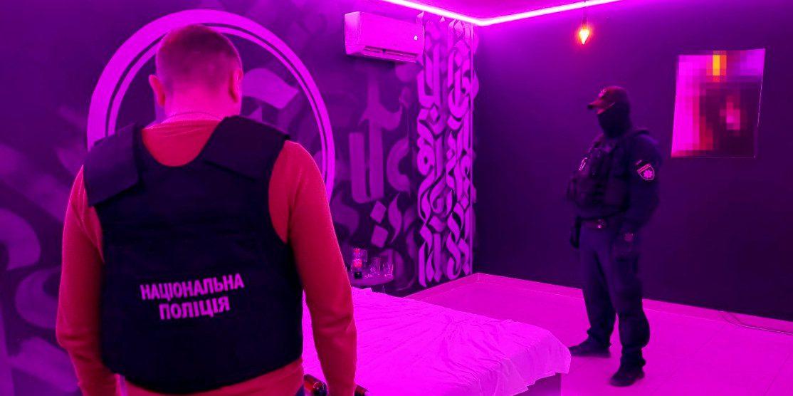 Поліція у викритому борделі.