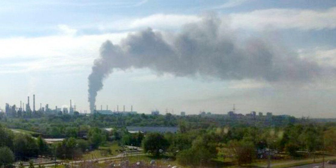 Горять склади у Дзержинському.