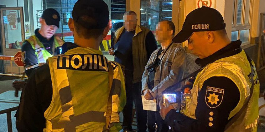 Поліція спілкується з Віктором Павліком.