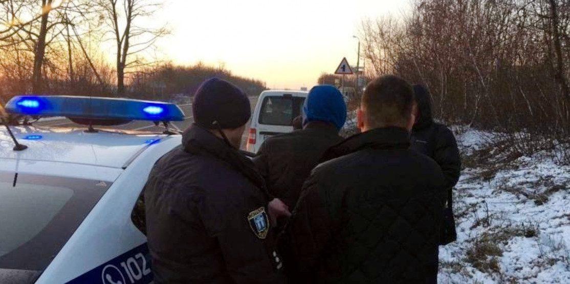 Поліція затримує звинуваченого.