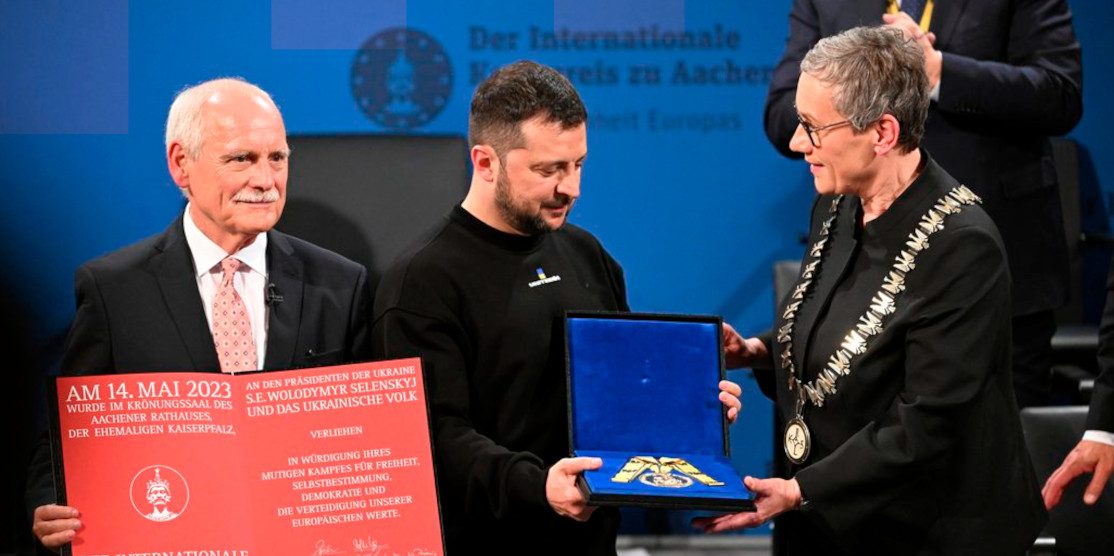 Володимир Зеленський отримує премію Карла Великого.