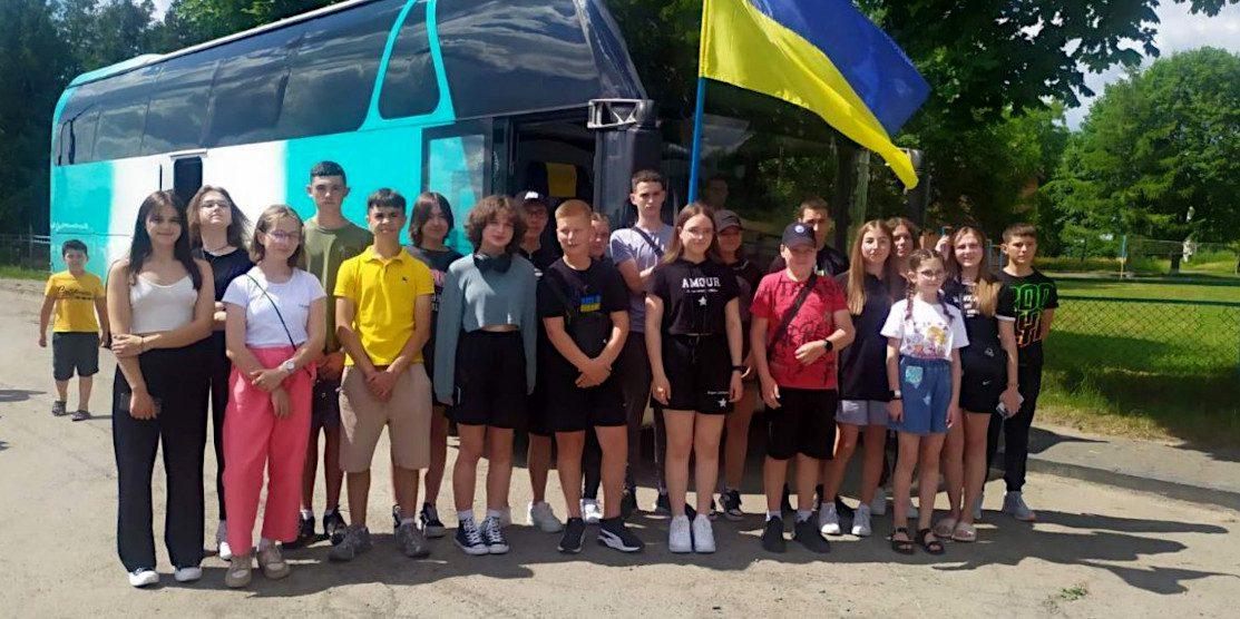 Діти захисників з Рівненщини поїхали на канікули до Польщі