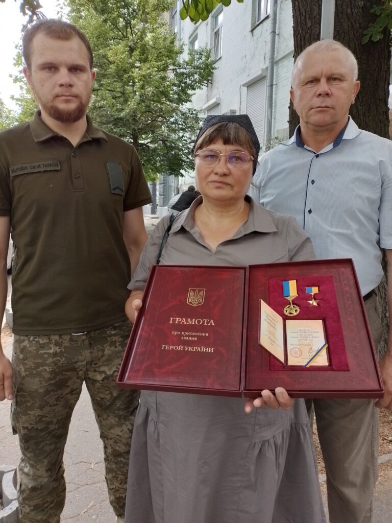 Batkam-Heroini-z-Rivnenshchyny-vruchyly-v-orden-Zolota-Zirka-1