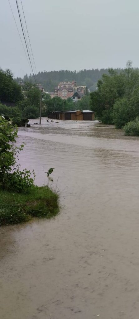 CHerez-potuzhni-zlyvy-postrazhdaly-dva-rayony-Lvivshchyny3