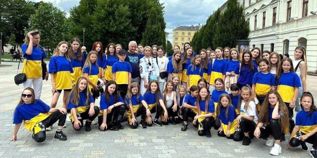 Діти з Рівного танцювали на Литовській площі Любліна заради підтримки ЗСУ
