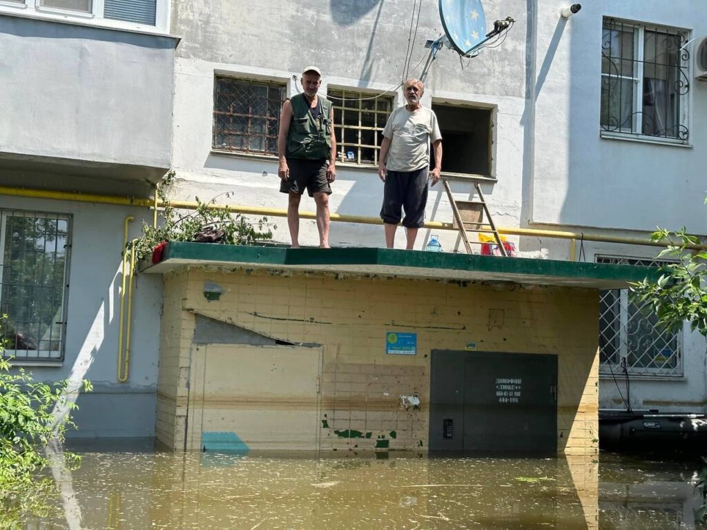 Kapelany-z-Rivnoho-dostavyly-dopomohu-na-zatoplenu-KHersonshchynu3