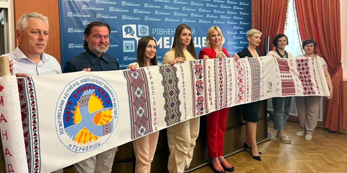 З Рівненщини на Хмельниччину передали вишитий рушник єднання