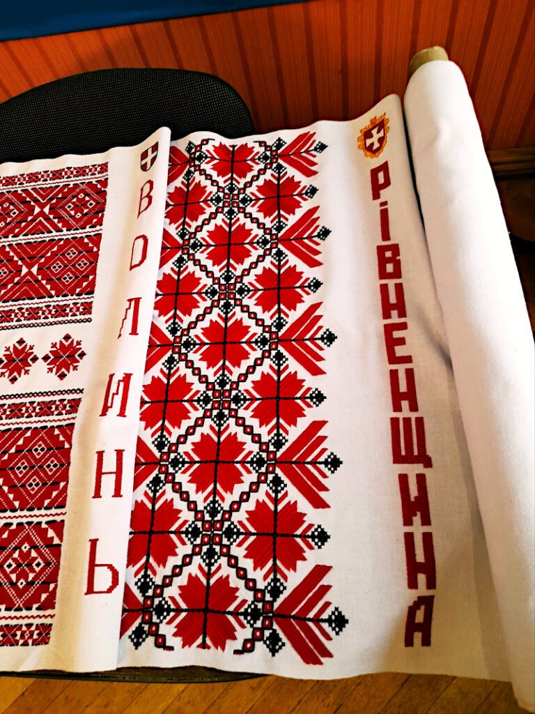 Частина рушника вишита на Рівненщині
