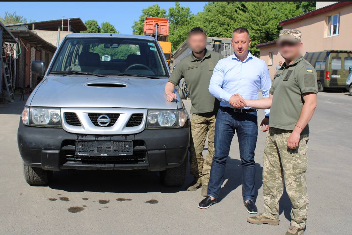 Рівненські волонтери передали ще одне авто на передову