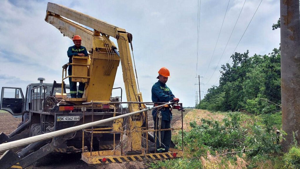 Рівненські енергетики працюють на Херсонщині.
