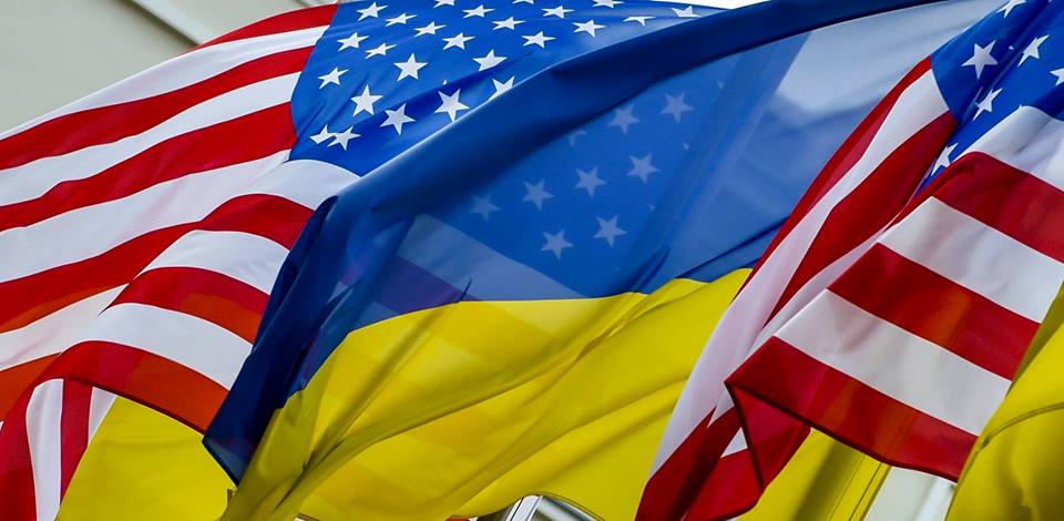 Прапори США й України.