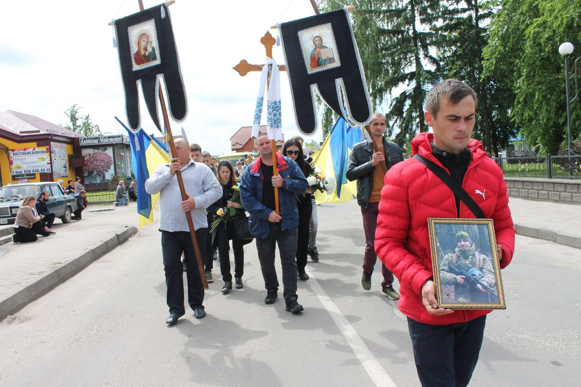 В останню путь провели Героя-захисника в Березнівській громаді