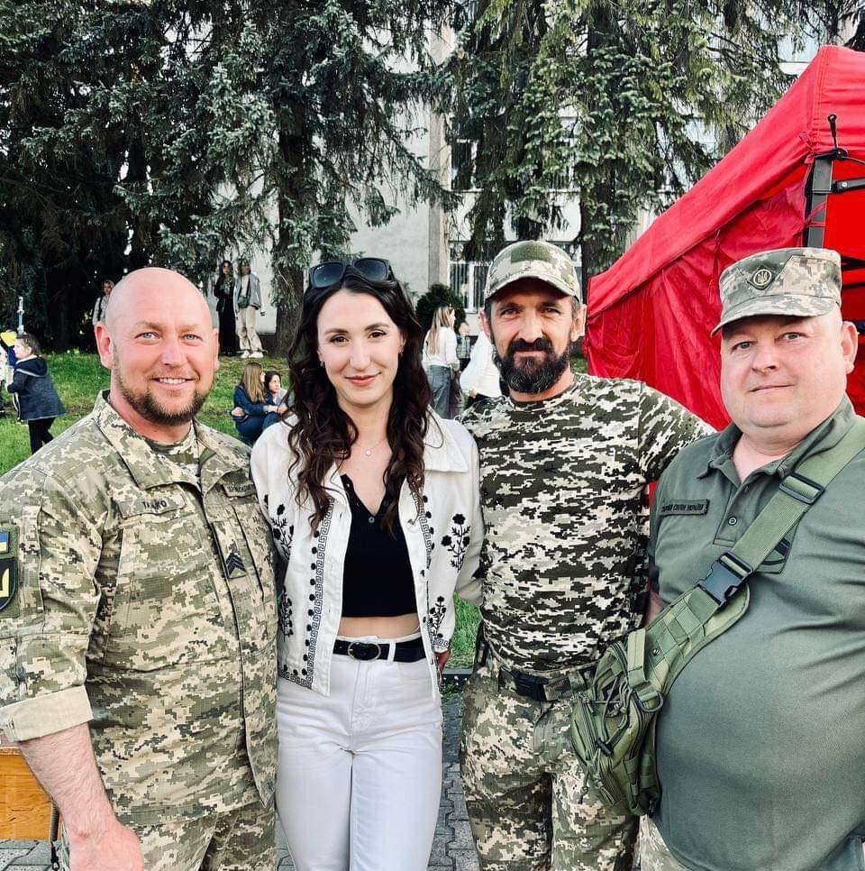 Волонтерка з Рівненщини освітлює темряву війни