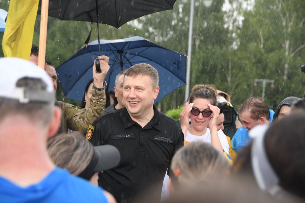 Марафонців тепло зустрічають в Рівному.