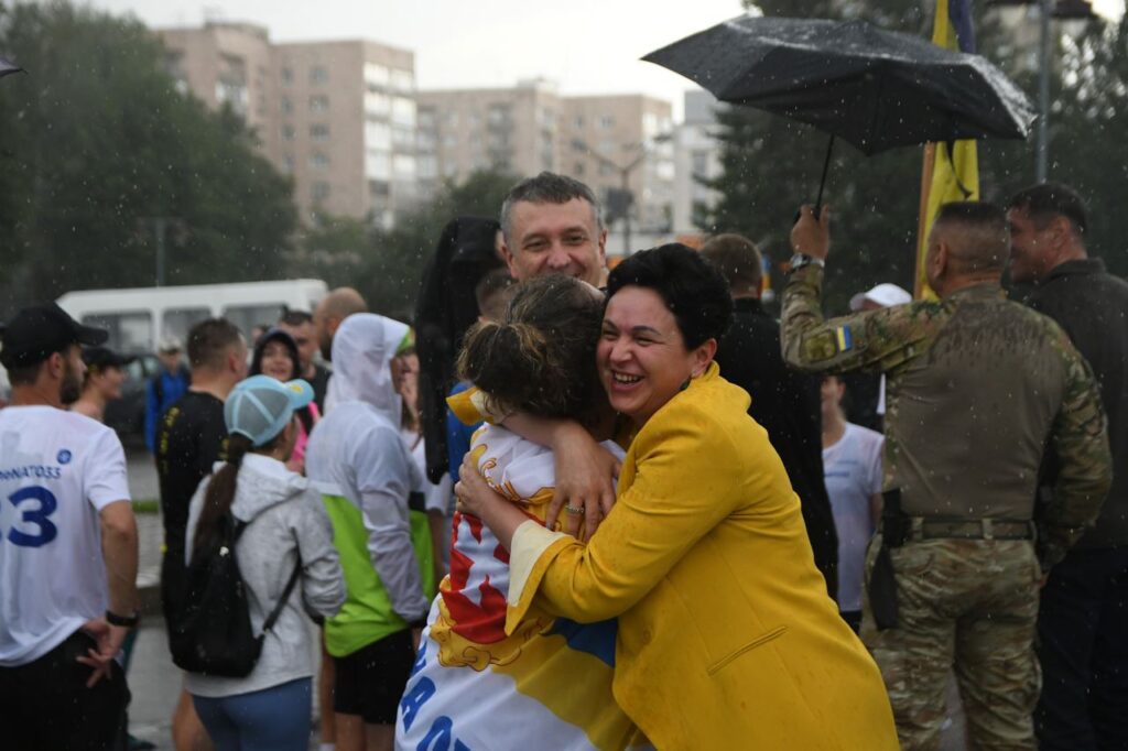 Марафонців тепло зустрічають в Рівному.