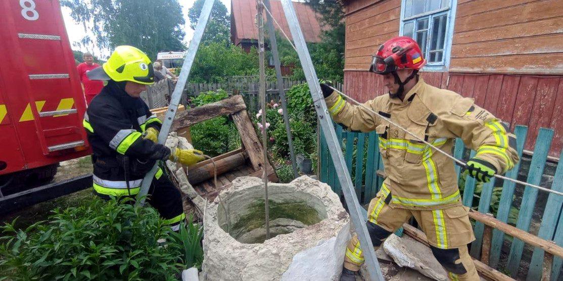 Рятувальники дістали тіло мертвого чоловіка з колодязя