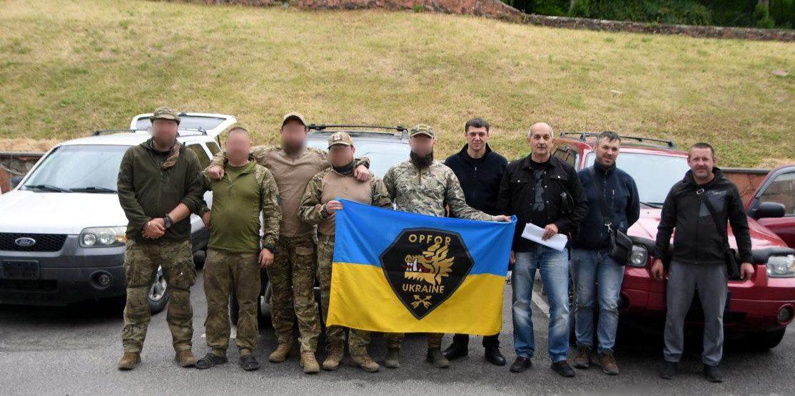 3 автомобілі для військових та медичний вантаж