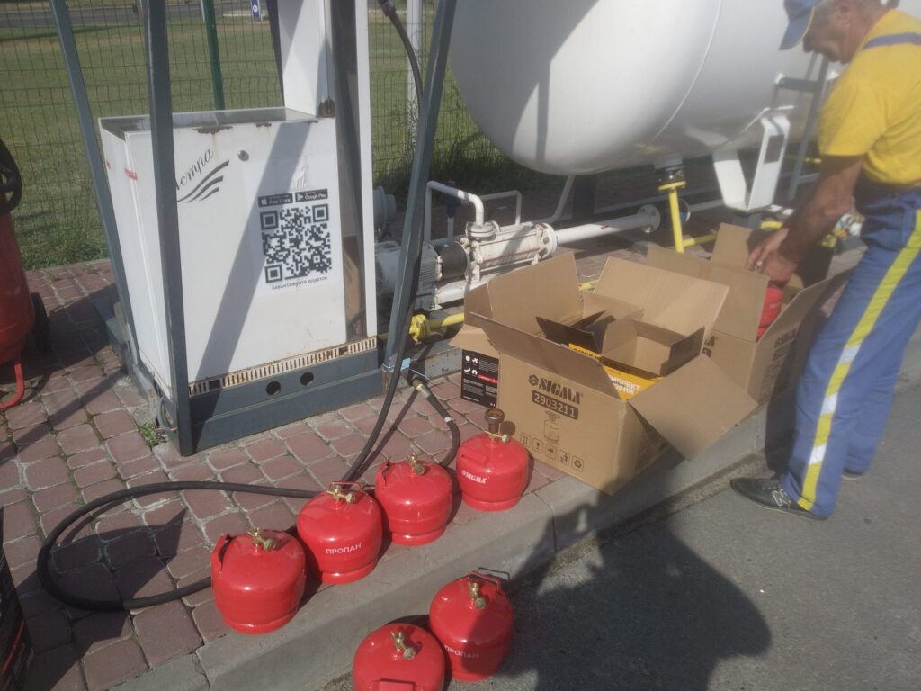 Заправка газом.