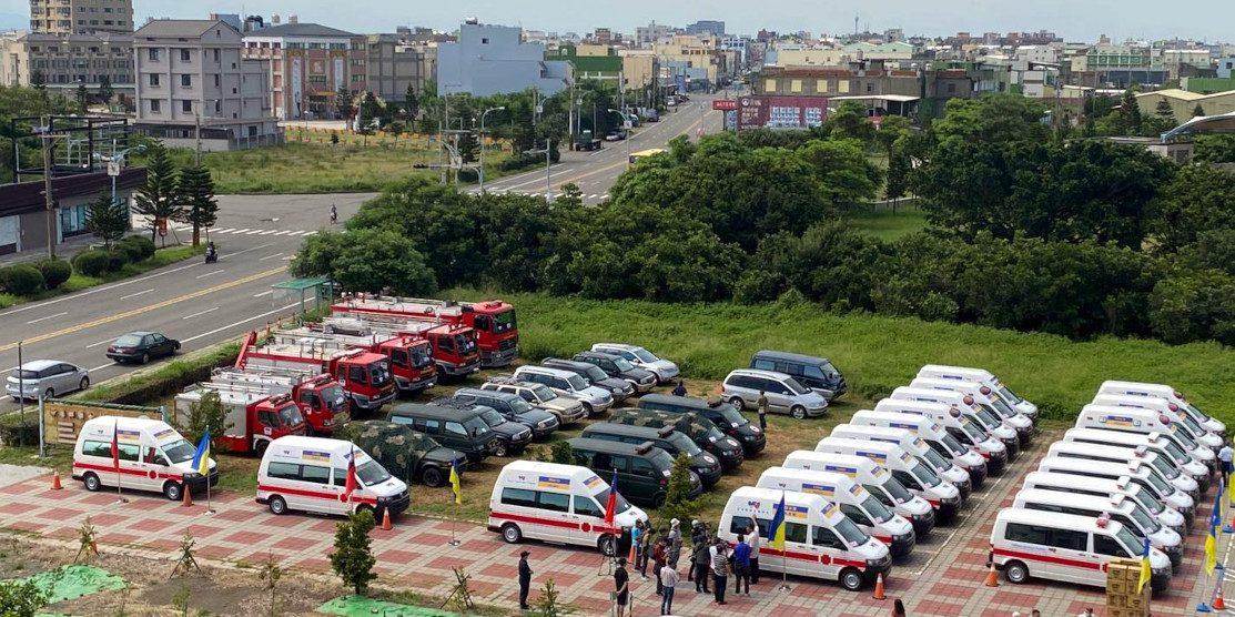 Тайванські волонтери відправляють Україні 48 «швидких», пожежних машин та джипів