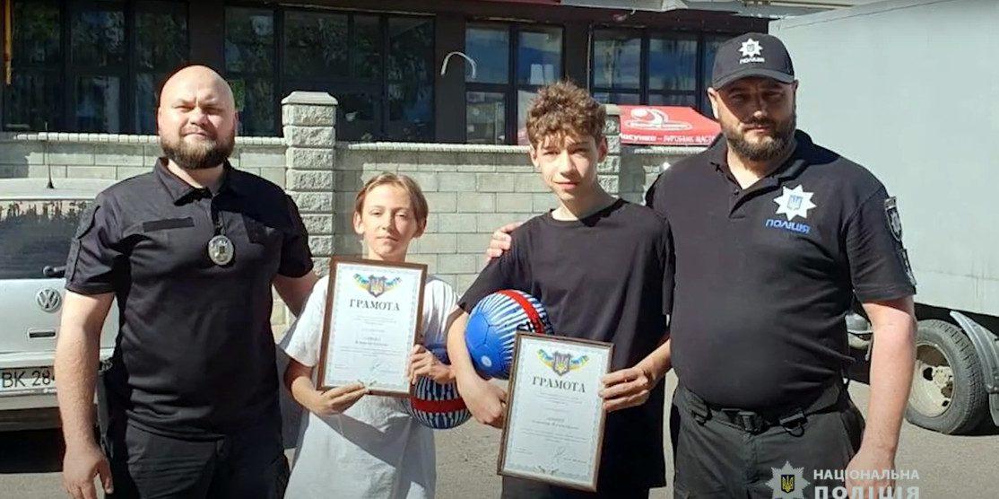 У Сарнах відзначили двох школярів за допомогу в розкритті злочину та затриманні крадія