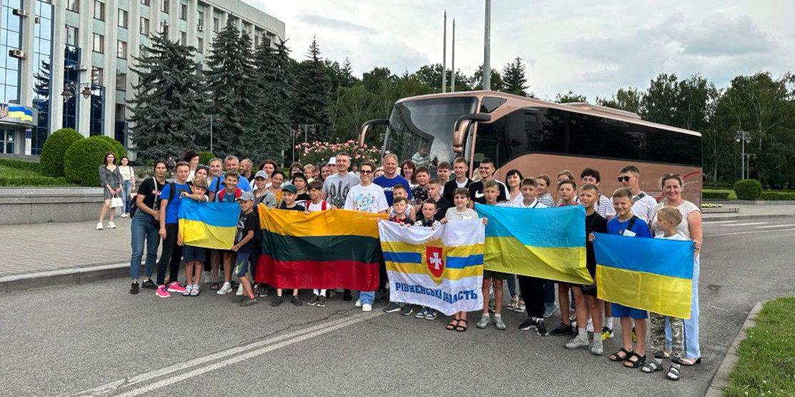 Юні футболісти із Рівненщини безкоштовно їдуть до тренувального табору ФК «Барселона» у Литві