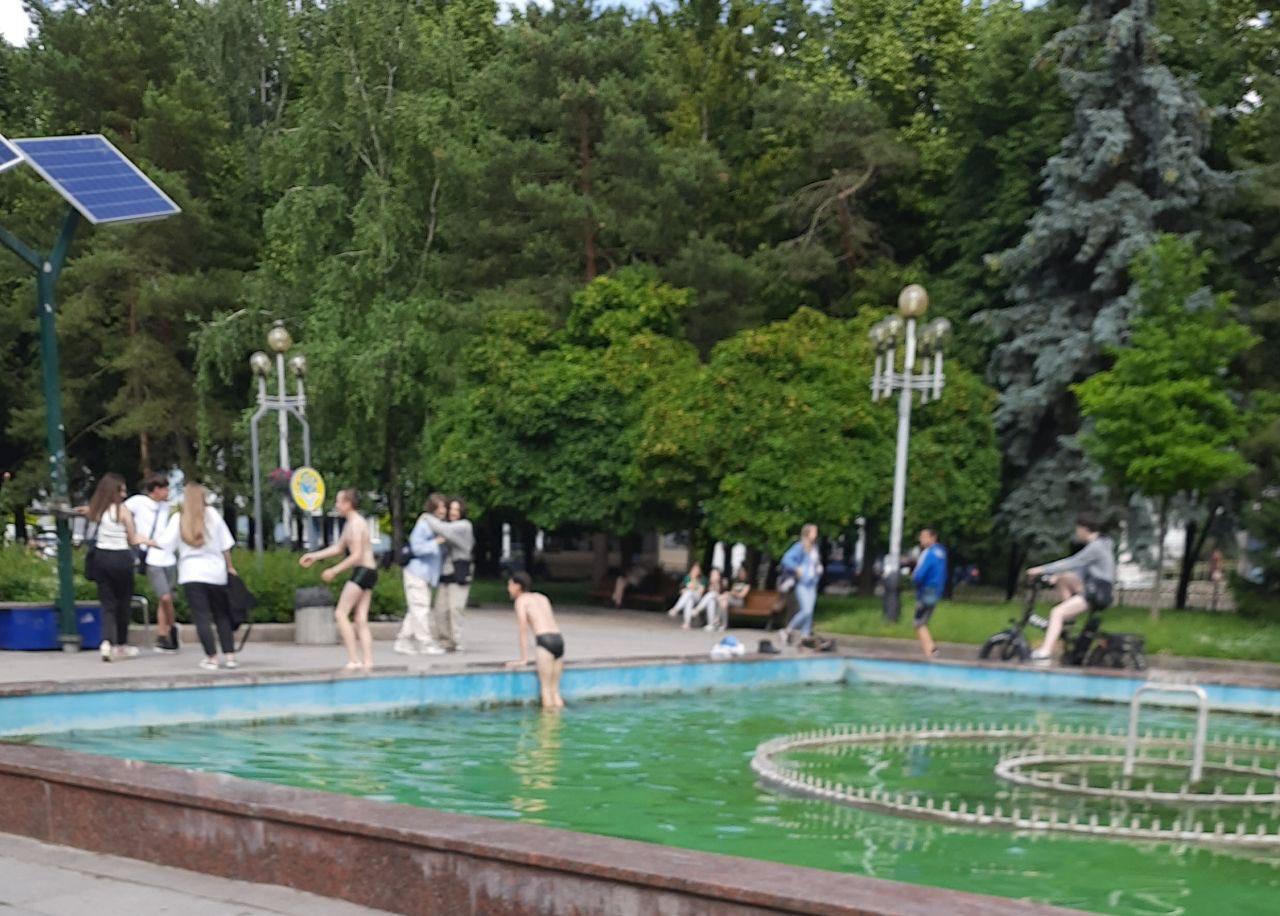 Купальний сезон розпочався у фонтанах Рівного