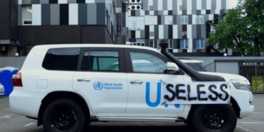 Судитимуть активіста, який наклеїв на автівку ООН напис “Useless”
