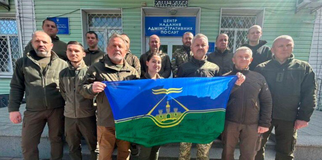 Прапори України з Бахмута та Гостомеля продали на аукціоні в Нью Йорку за $500,000