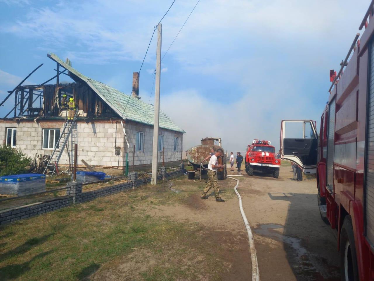 Вогонь знищив дах будинку на Рівненщині